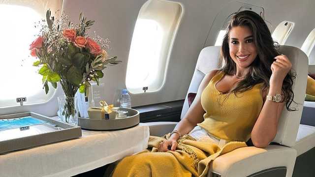 أحدث ظهور للفنانة ياسمين صبري داخل الطائرة