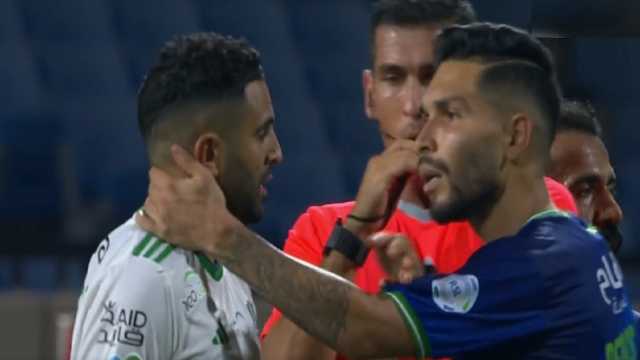 لحظة اشتباك بيتروس ورياض محرز..فيديو
