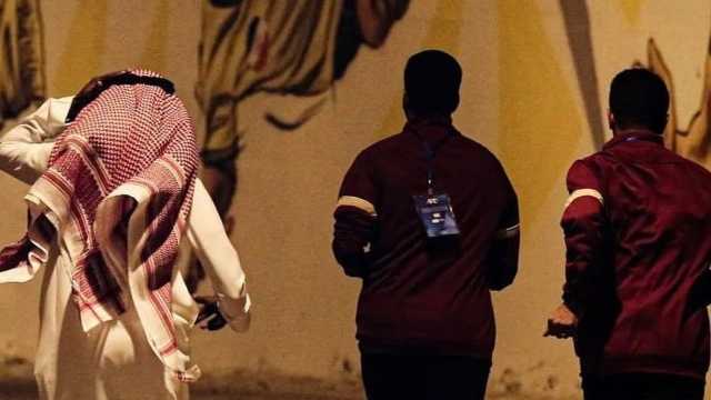 أفراد بعثة الاتحاد يركضون نحو الباص هرباً من شغب الجماهير..صورة