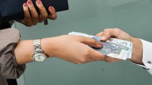 مستشار قانوني: السلف بين الأزواج قد ينتهي في المحاكم..فيديو