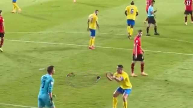 رونالدو يطالب حارس استقلال بتسريع اللعب قبل تسجيل الهدف الأول .. فيديو