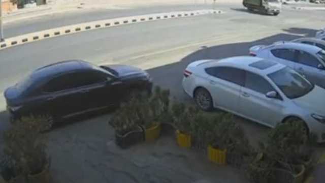 شاب يتعرض لسرقة سيارته أثناء تقديمه على وظيفة في الرياض..فيديو