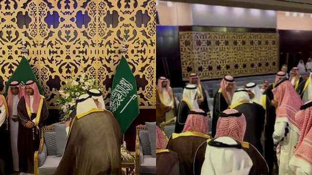 نائب أمير الرياض يرفض الجلوس بمكانه في مناسبة زواج احترامًا للأمراء الأكبر سنًا .. فيديو