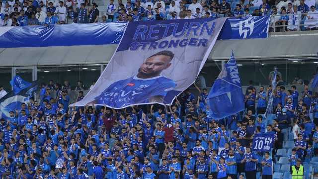 لاعبو الهلال وجماهيره يدعمون نيمار في مباراة الخليج..صور