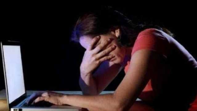 مجهول ينتحل صفة مخرج شهير لابتزاز الفتيات جنسيًا