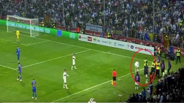 مشجع يقتحم الملعب ويتسبب بإصابة رونالدو..فيديو