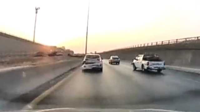 عامل نظافة كاد أن يتسبب في حادث لإحدى السيارات .. فيديو