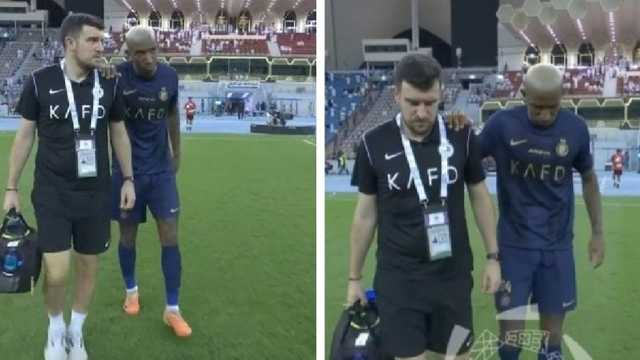 تاليسكا يبدو متأثرا من الإصابة لحظة مغادرة الملعب.. فيديو