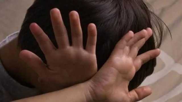 أم تشنق طفلها بسبب الشبه بينه وبين والده