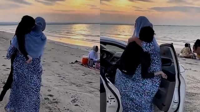 أم تحمل ابنها المصاب بالإعاقة للتنزه على البحر .. فيديو