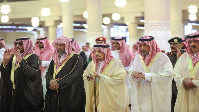 أمير الرياض يؤدي صلاة الميت على الأمير يزيد بن سعود.. صور