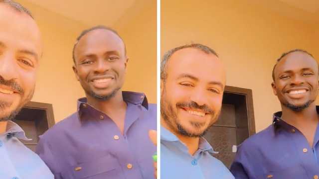 ساديو ماني يصافح أحد مشجعيه لحظة خروجه من المسجد .. فيديو