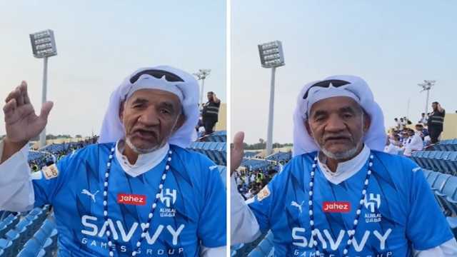مُشجع يقدم أغنية خاصة للهلال.. فيديو