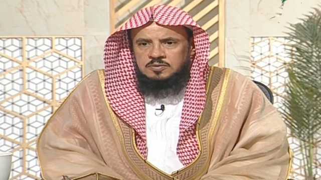 السبر يوضح حكم الصلاة بالحذاء.. فيديو