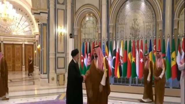 ولي العهد يستقبل الرئيس الإيراني لحظة وصوله إلى مقر انعقاد القمة العربية الإسلامية.. فيديو