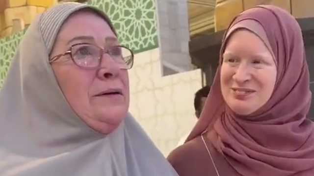 بريطانية توثق نظرتها الأولى للكعبة المشرفة بعد اعتناقها الإسلام .. فيديو