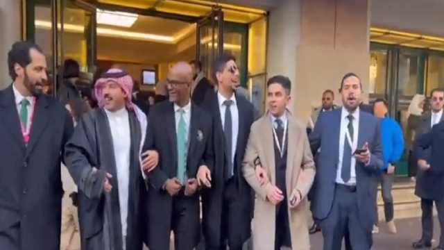 العرضة السعودية من أمام مقر اجتماع “إكسبو” في باريس..فيديو