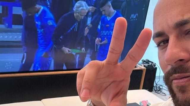 نيمار يحتفل بأهداف الهلال ضد أبها .. صورة