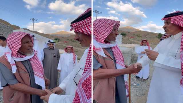 موقف مؤثر لمواطن يلتقي بمعلمه بعد مرور 30 عامًا.. فيديو