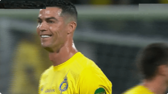 ردة فعل كريستيانو على ترديد جمهور الشباب لاسم ميسي.. فيديو