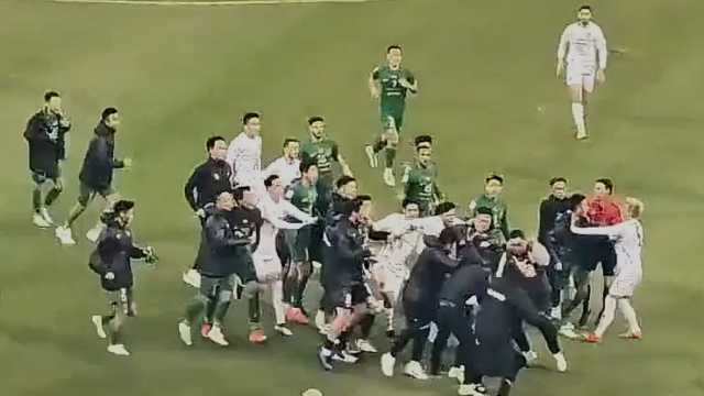 إشتباكات عنيفة بين فريقي تشجيانغ الصيني وبوريرام التايلاندي .. فيديو