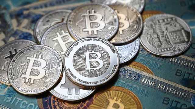 مستشار إدارة أعمال: الاستثمار في العملات الرقميه يشبه أوراق الحظ..فيديو