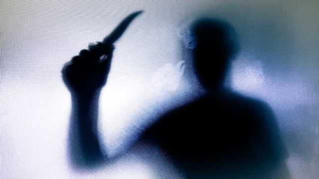 شاب يقتل أمه ويقطع جثتها ويشرب من دمها