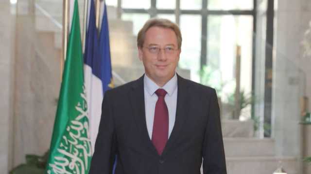 السفير الفرنسي في المملكة يستعرض أحد الصقور النادرة..صور