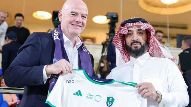 العيسى يهدي رئيس فيفا قميص الأهلي
