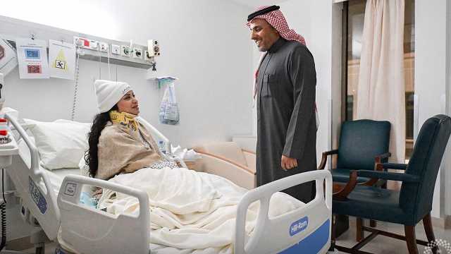 رئيس اتحاد السيارات يزور مها الحملي بعد تعرضها لحادث بـ”رالي داكار”