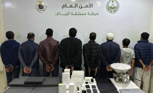 لحظة القبض على 8 متهمين في عمليات نصب واحتيال بالرياض.. فيديو