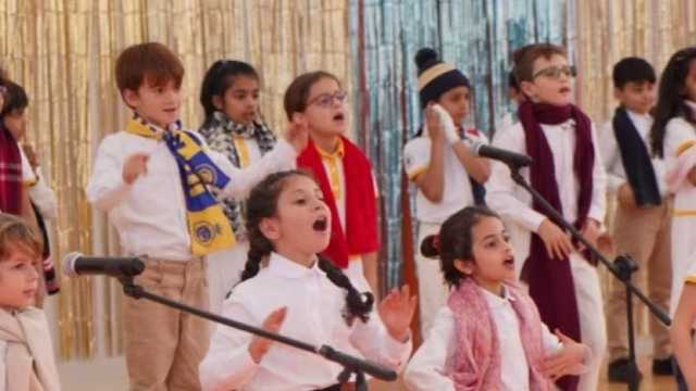 نجل أوتافيو يظهر وهو يرتدي شال النصر في أحد المسرحيات بمدرسته