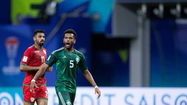 احتفالية علي البليهي أمام جماهير ودكة منتخب عمان..فيديو