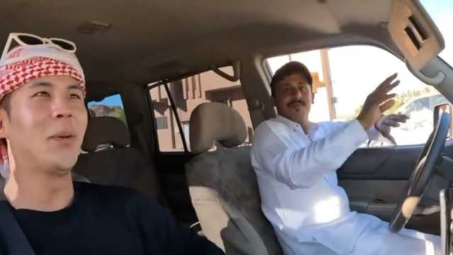 شاب يفاجئ سائحاً كورياً بمقالب مضحكة أثناء جولته في العلا..فيديو