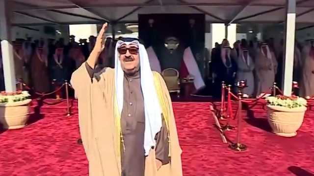 أمير الكويت ‏يشارك في العرضة بعد مراسم رفع العلم .. فيديو