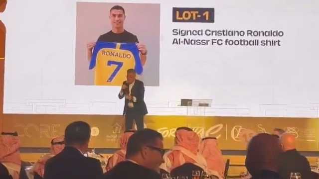 سيدة أعمال سعودية تشتري قميص نجم النصر بـ 125 ألف دولار .. فيديو