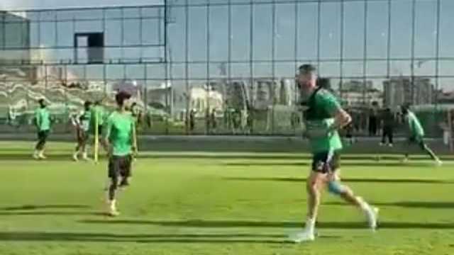 ديميرال يشارك في التدريبات الجماعية مع فريقه .. فيديو