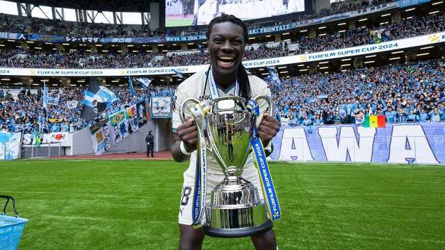 محترف الهلال السابق يتوج بلقب كأس السوبر الياباني