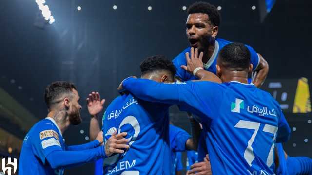 لاعبو الهلال يحتفلون بلقب كأس موسم الرياض مع جماهيرهم..فيديو