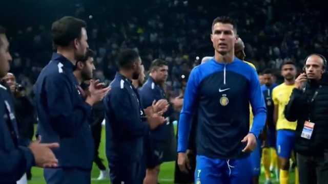 غضب رونالدو لحظة التتويج بالميدالية الفضية..فيديو