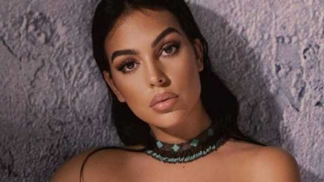 جورجينا برفقة طفل هلالي في نهائي كأس موسم الرياض..صورة