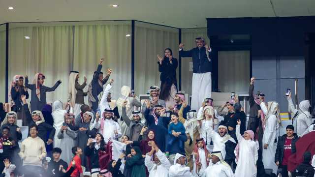 فرحة كبيرة لأمير قطر بعد فوز منتخب بلاده على أوزبكستان.. فيديو