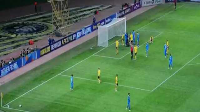 جماهير سباهان ترمي زجاجات المياه على سالم الدوسري.. فيديو