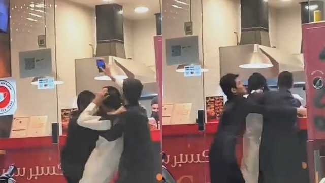 شجار بين 3 شباب من أجل دفع حساب العشاء .. فيديو