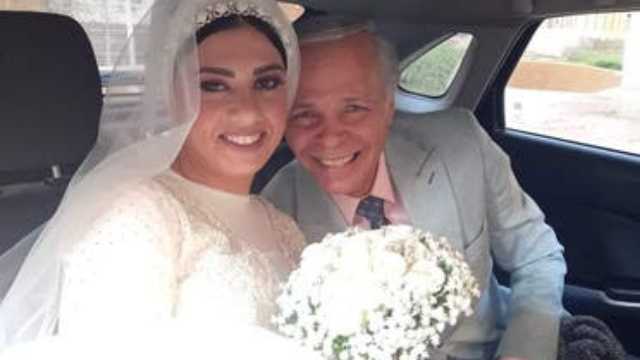فنان مصري يثير الجدل بعد زواجه في سن الـ 69 عاماً.. صور