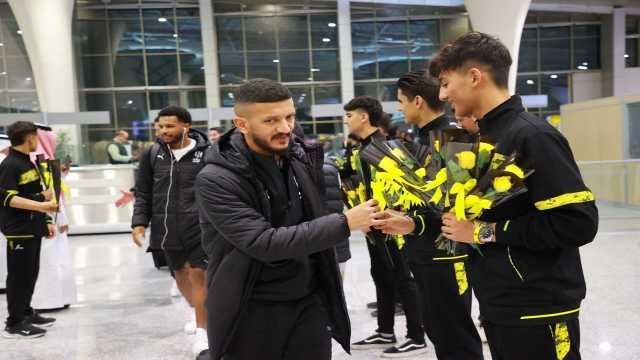 استقبال بعثة الهلال في إيران بالورود.. صور