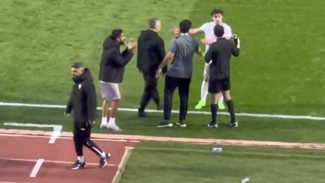 لاعبو الطائي يعترضون على الحكم بعد هدف الأهلي .. فيديو