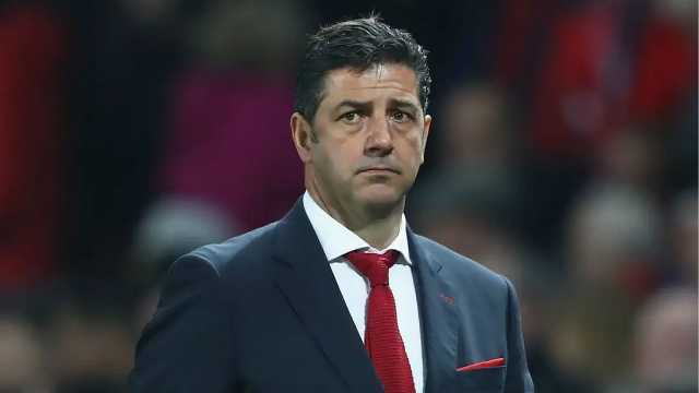الشباب يسعي إلى ضم مدرب منتخب مصر