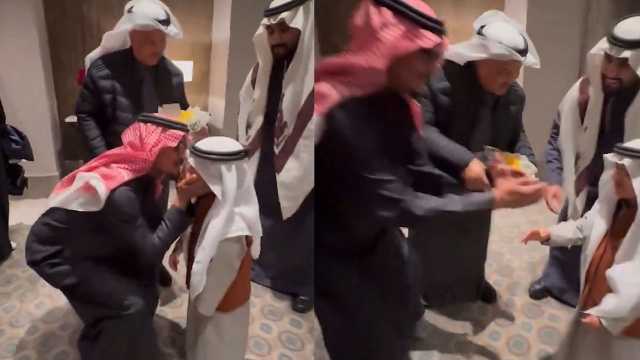 رابح صقر يستقبل نجل محمد عبده الصغير بحضن وقبلة .. فيديو