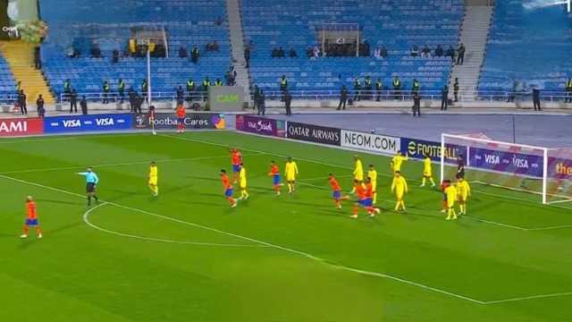 لاعبو الفيحاء يعترضون على الحكم بسبب ضربة ركنية.. فيديو
